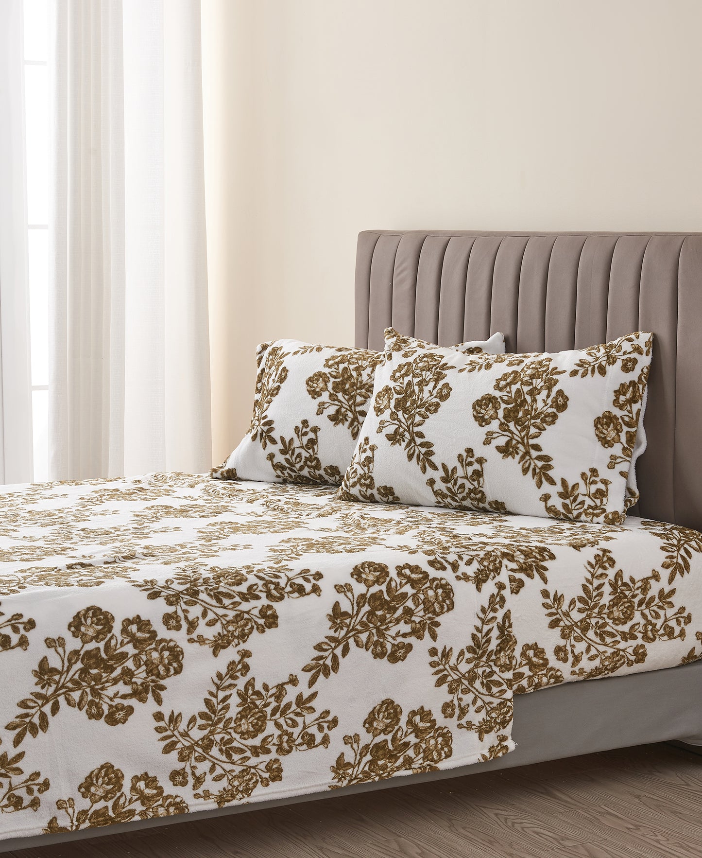 4-Piece Winter Printed Plush Sheet - Velvet Luxe Collection