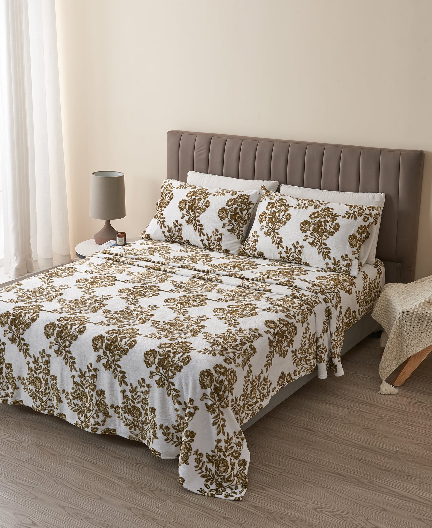 4-Piece Winter Printed Plush Sheet - Velvet Luxe Collection