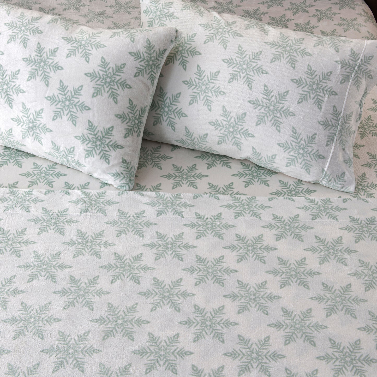 4-Piece Winter Printed Plush Sheet - Velvet Luxe Collection