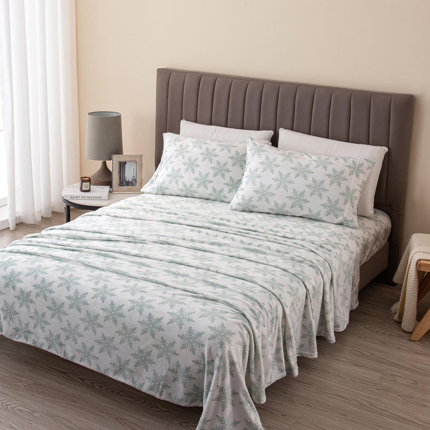 4-Piece Winter Printed Plush Sheet - Velvet Luxe Collection