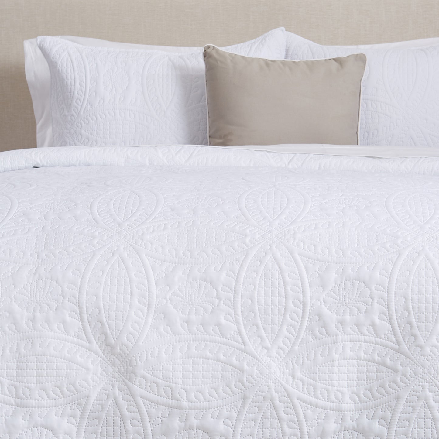 3-Piece Oversized Medallion Quilt Set - Clara Collection