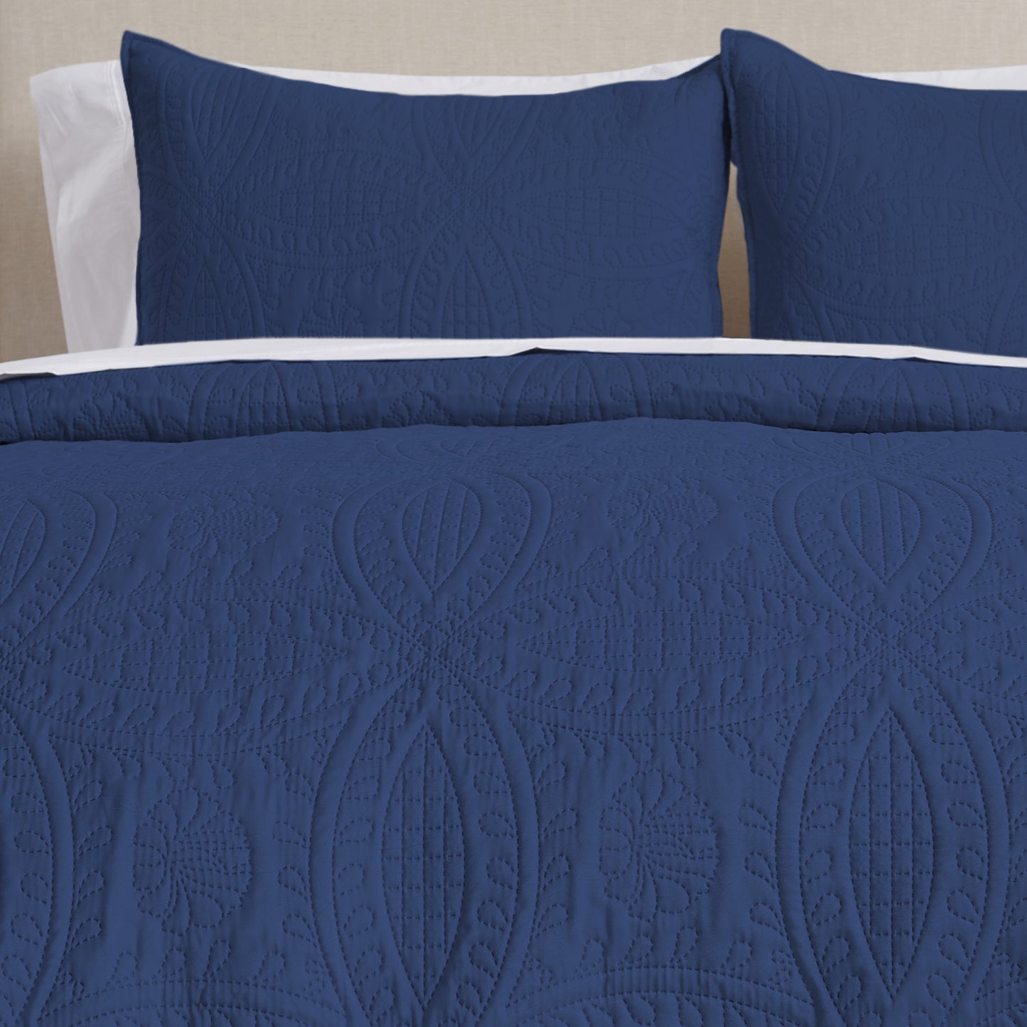 3-Piece Oversized Medallion Quilt Set - Clara Collection