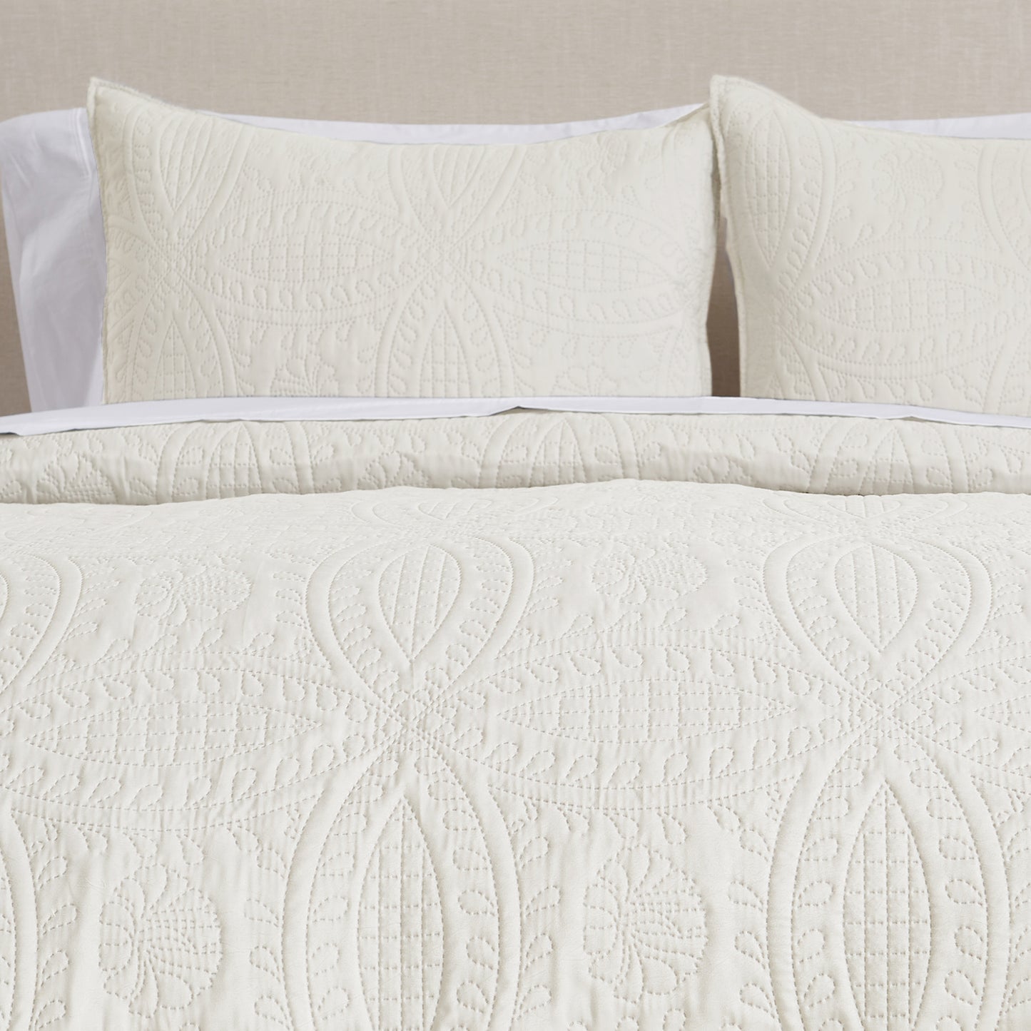 3-Piece Oversized Medallion Quilt Set - Clara Collection